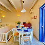 Σπίτι διακοπών Charming Stone - Minutes From Port Vourkárion