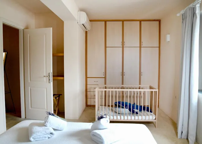 Casa vacanze Charming Stone - Minutes From Port *